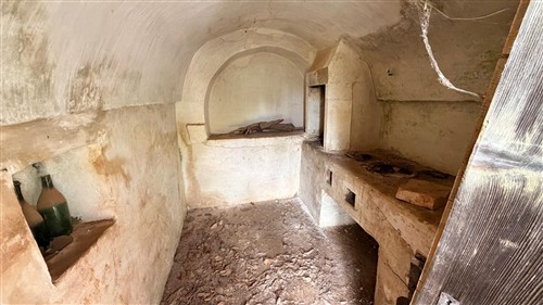 Ad 1 Km dal Paese, Trulli con Conversa e Terreno di 14.000 mq ca.